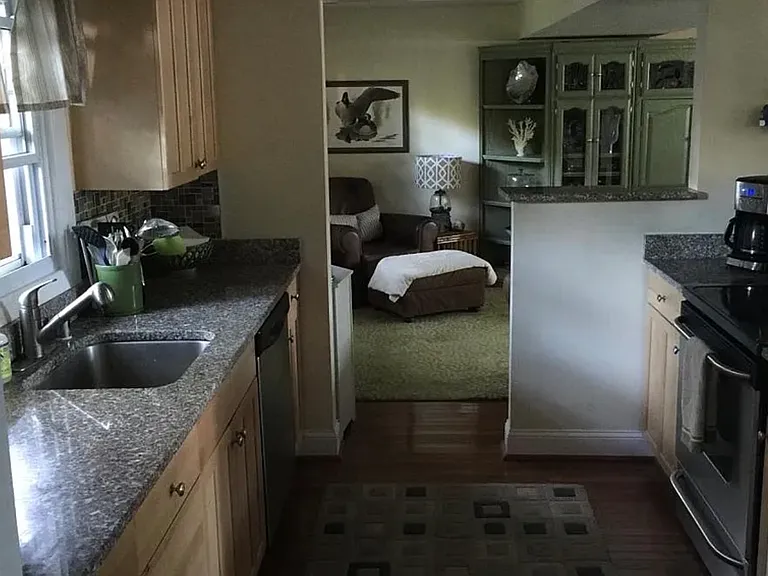 996 Elizabeth Dr — Photo 3