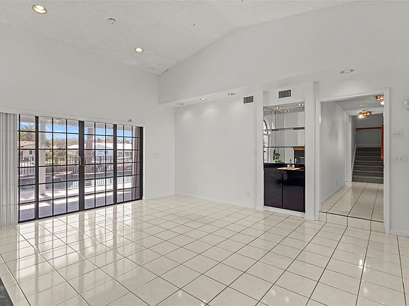 5th image of 320 SE 12th Avenue