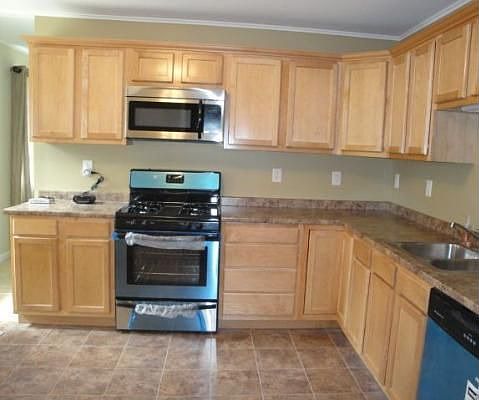2000 Hawk Ct. Kitchen w/all new cabinets and appliance