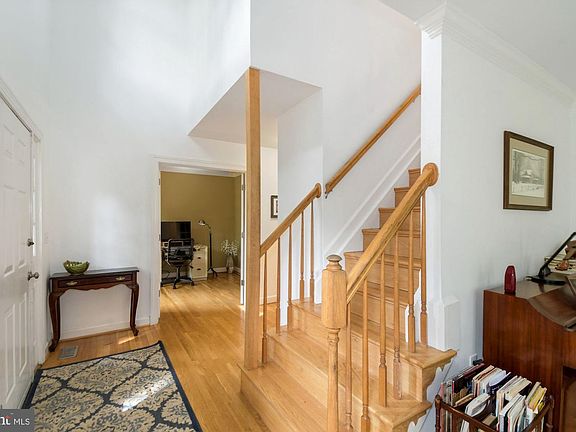 5th image of 320 Moore Ave SE