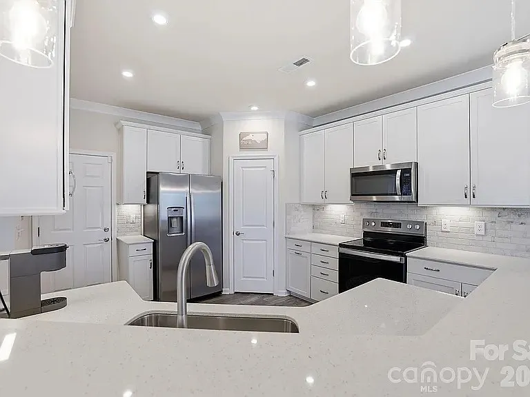 3 bed, 1943 sqft, $2,600 — Photo 2