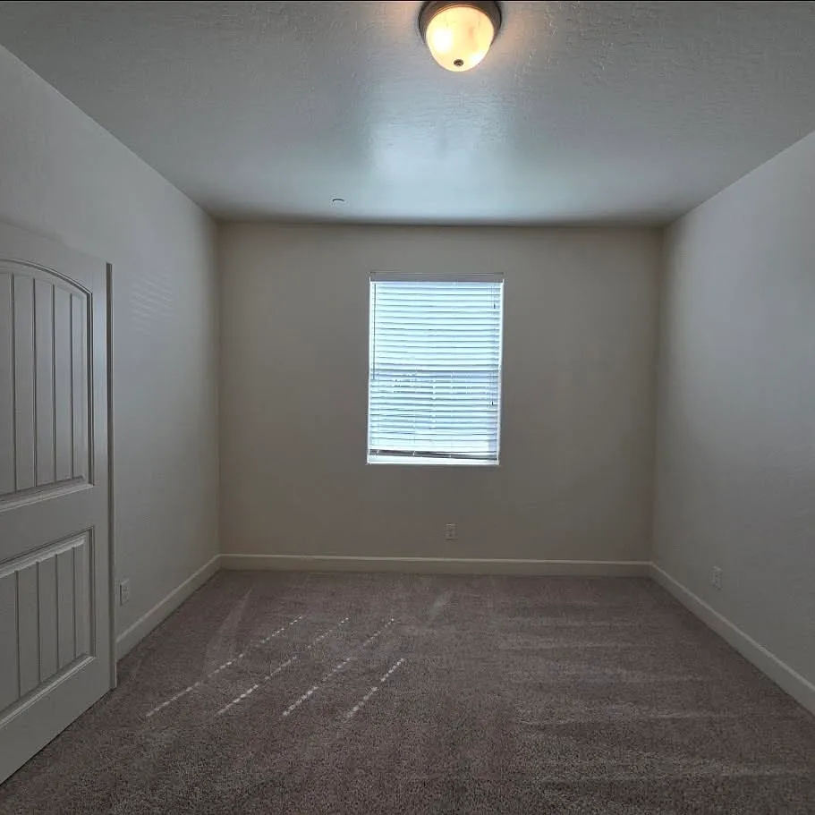 4 bed, 1894 sqft, $2,590 — Photo 4