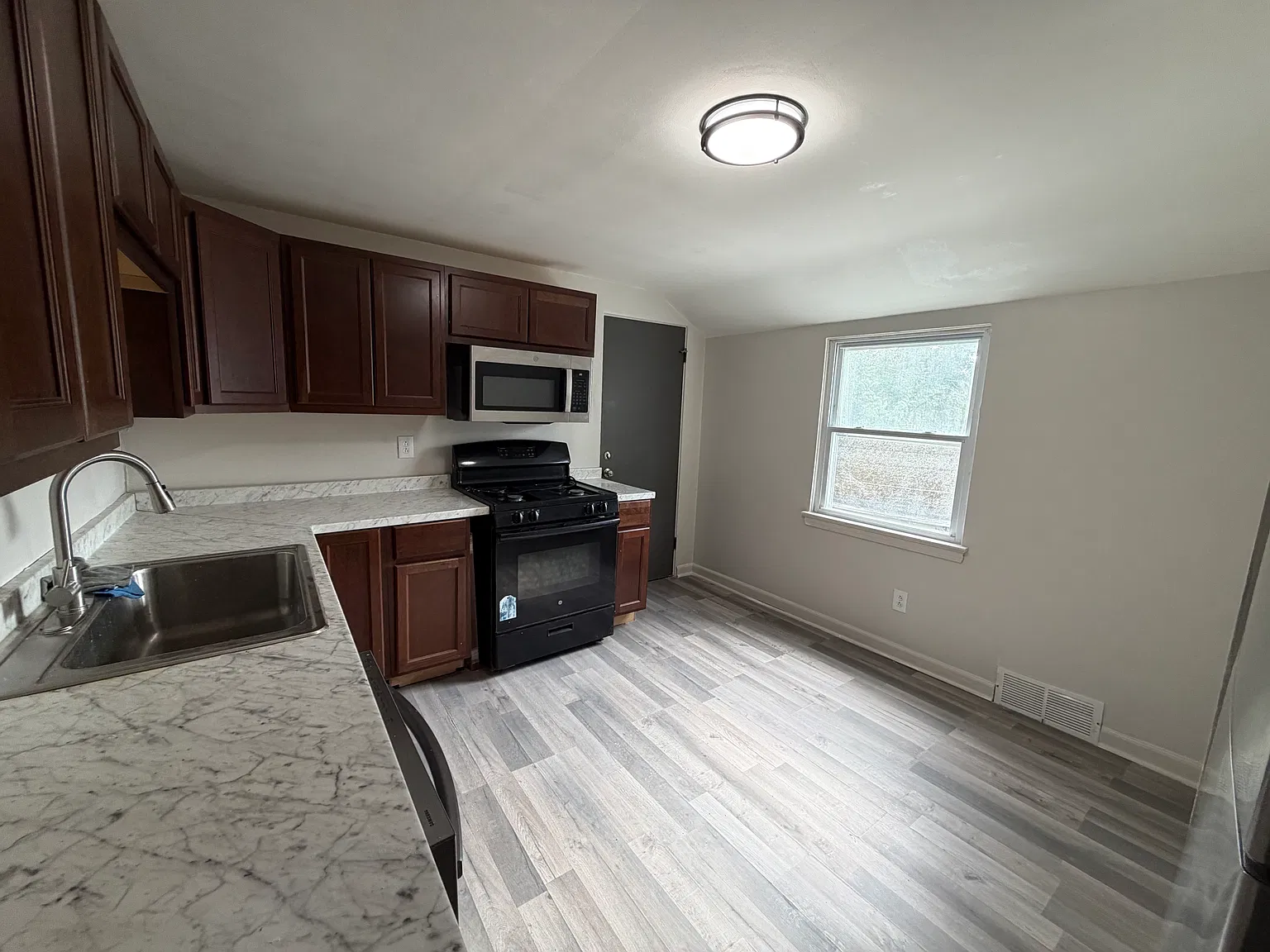 2 bed, 1100 sqft, $1,450 — Photo 2