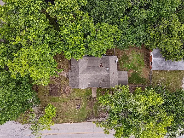 1123 W Spring St — Photo 14