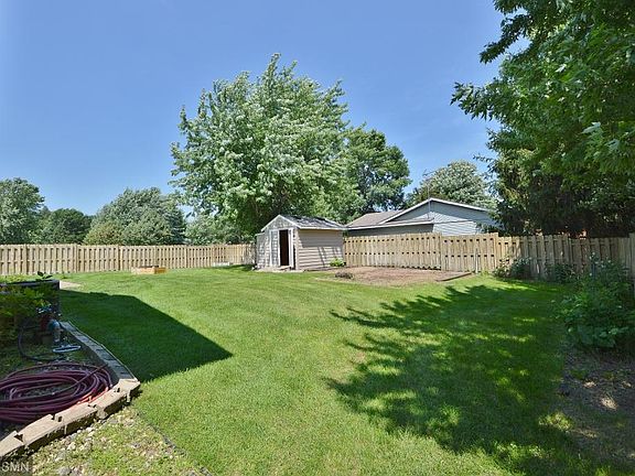 4th image of 410 Aspen Ct