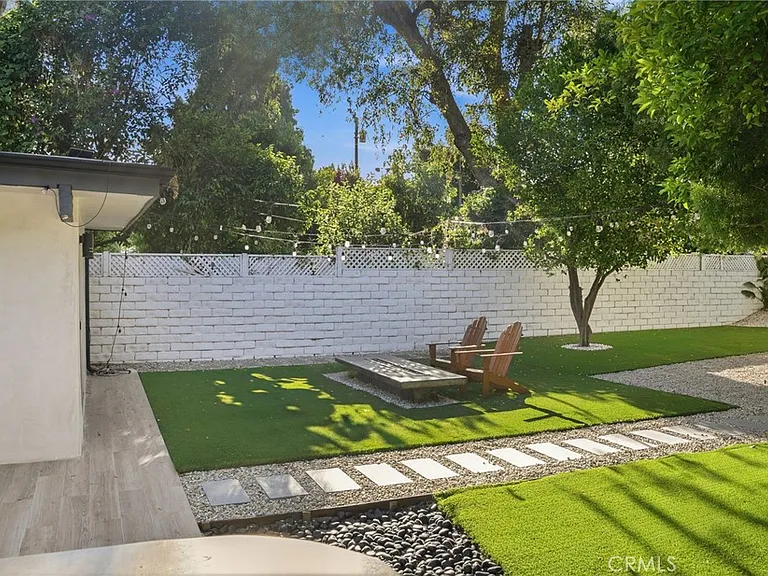 13135 Chandler Blvd — Photo 51