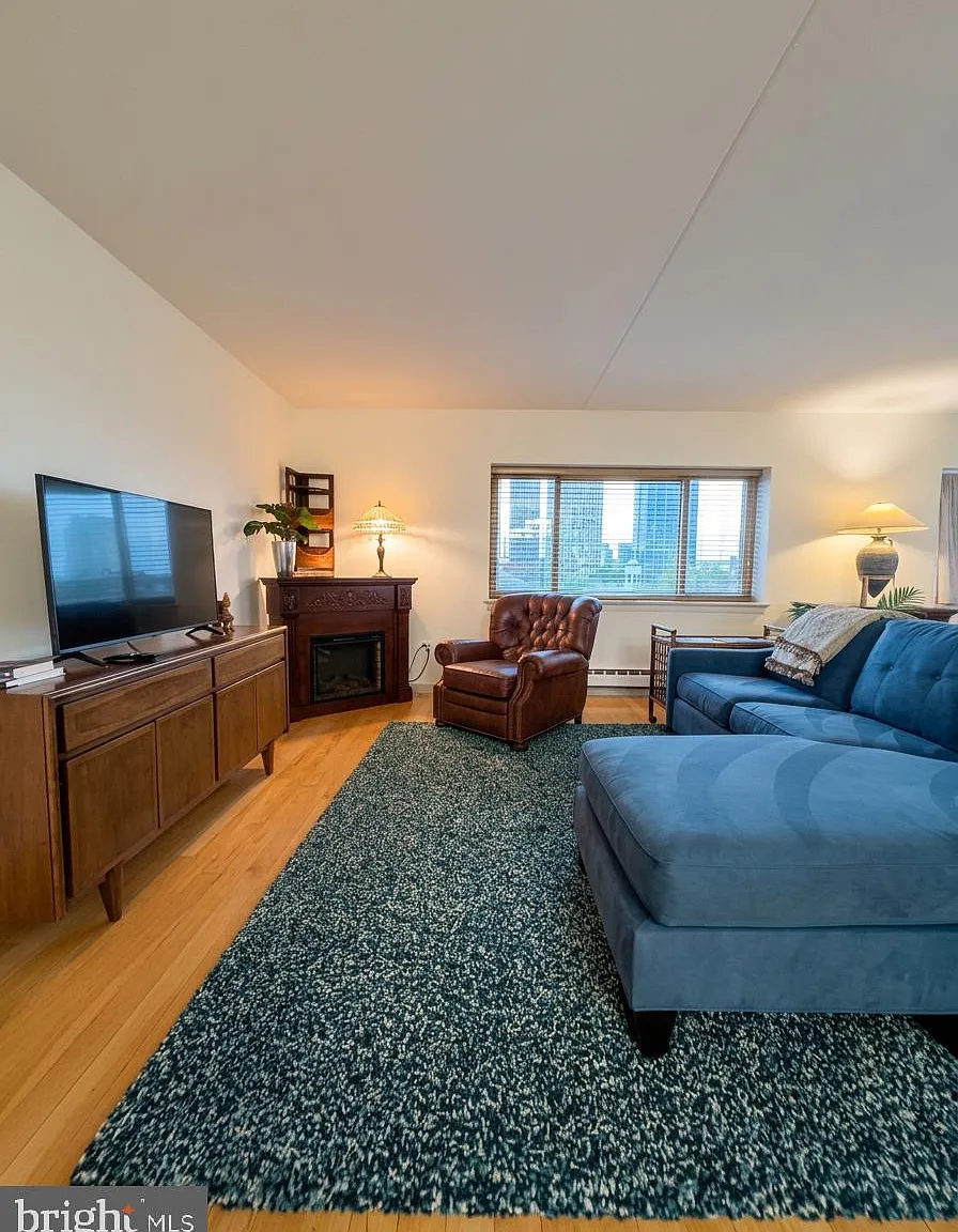 Abbotts Square Condo — Photo 2
