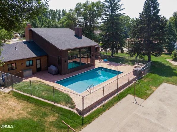 1524 Woodsman Pl, Bismarck, ND 58504