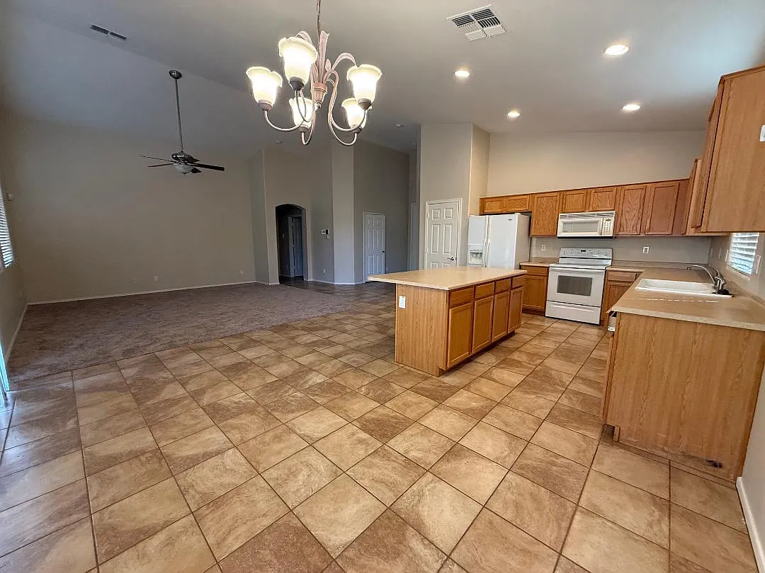 3 bed, 1689 sqft, $2,350 — Photo 4