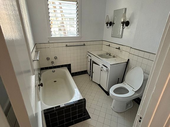 3rd image of 4218 S Degnan Blvd #1B-1Ba-600Sqft