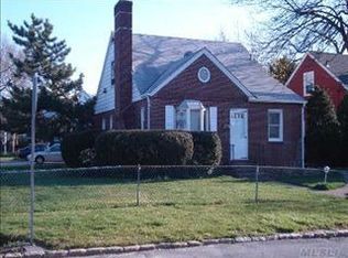 1 Chestnut Ln, Valley Stream, NY 11580