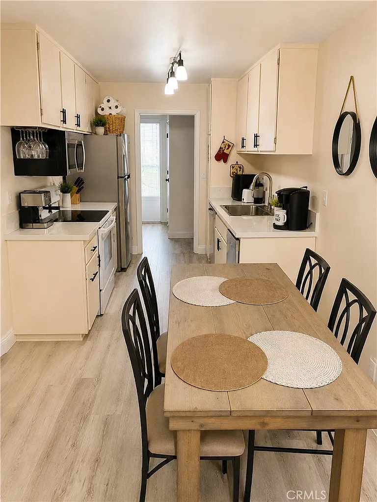 2 bed, 1178 sqft, $2,900 — Photo 4