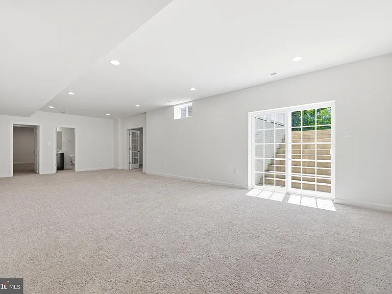 301 Kingdom Dr — Photo 91
