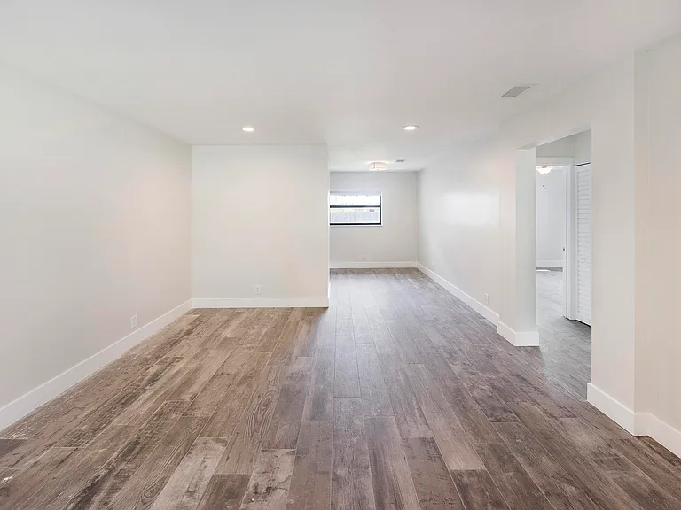 814 NE 8th St — Photo 9