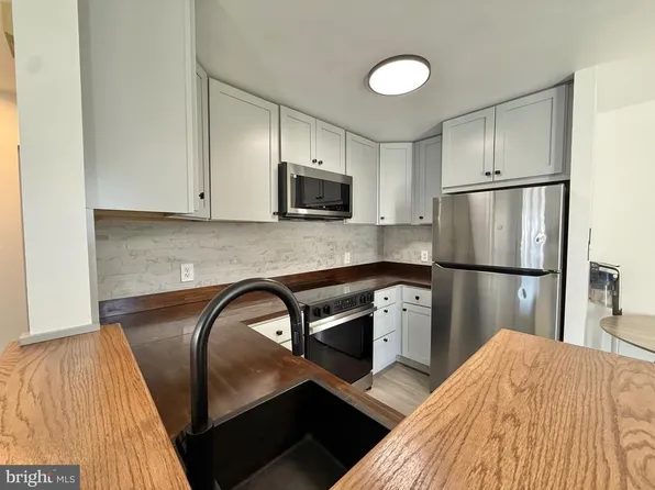 1334 W Wyomissing Ct, West Lawn, PA 19609
