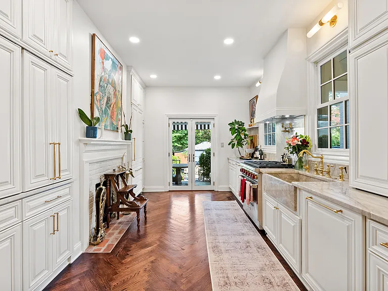 1063 Thomas Jefferson St NW — Photo 8