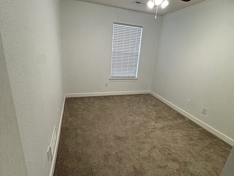 820 SW Peach Tree Ln — Photo 21