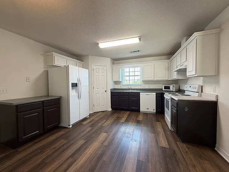 562 Batten Blvd — Photo 7