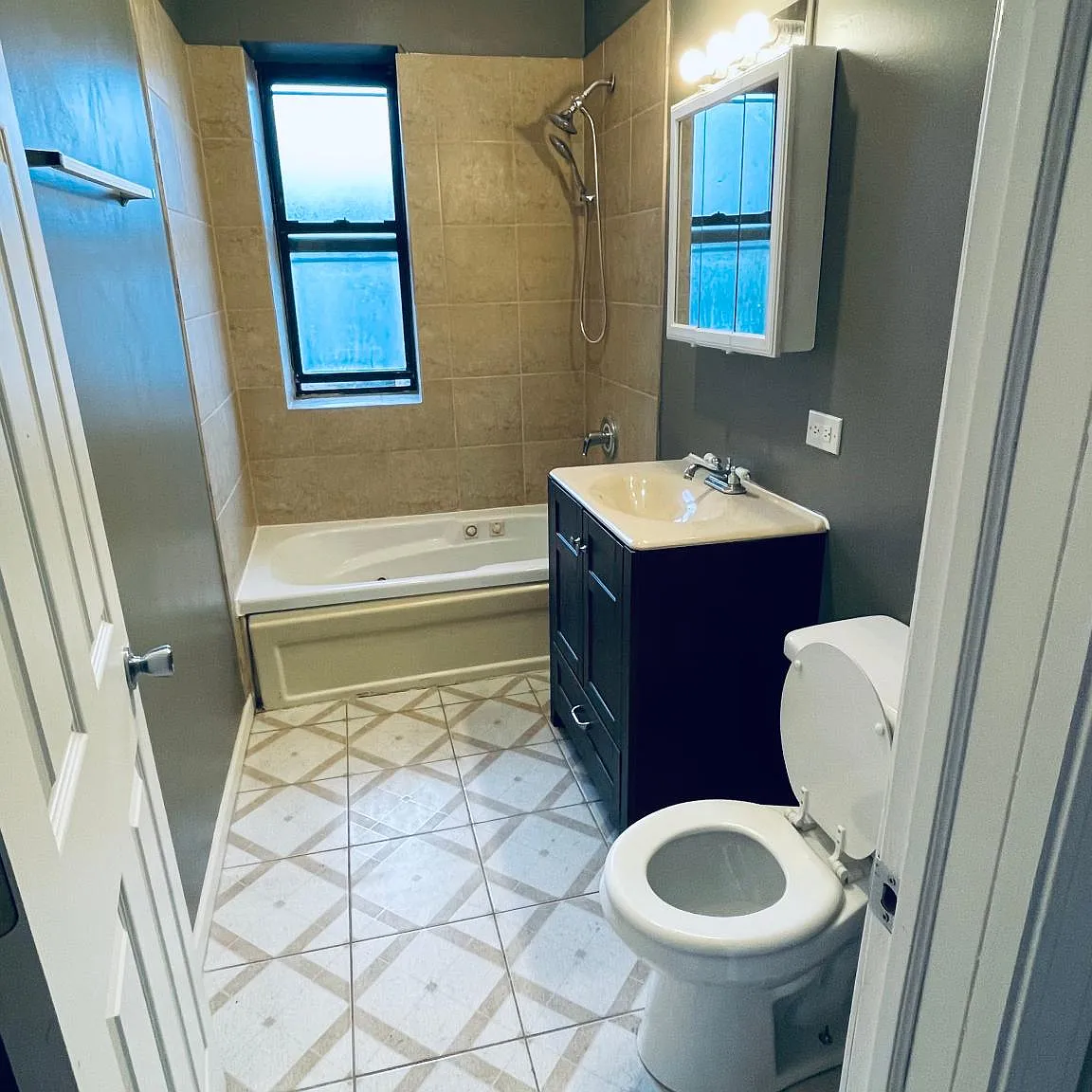 3 bed, 1100 sqft, $2,200 — Photo 4