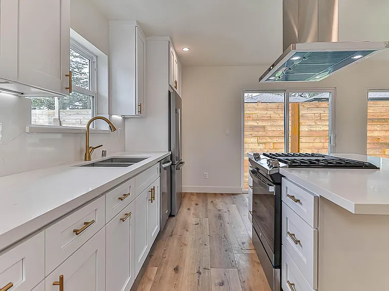 11801 Albers St — Photo 12
