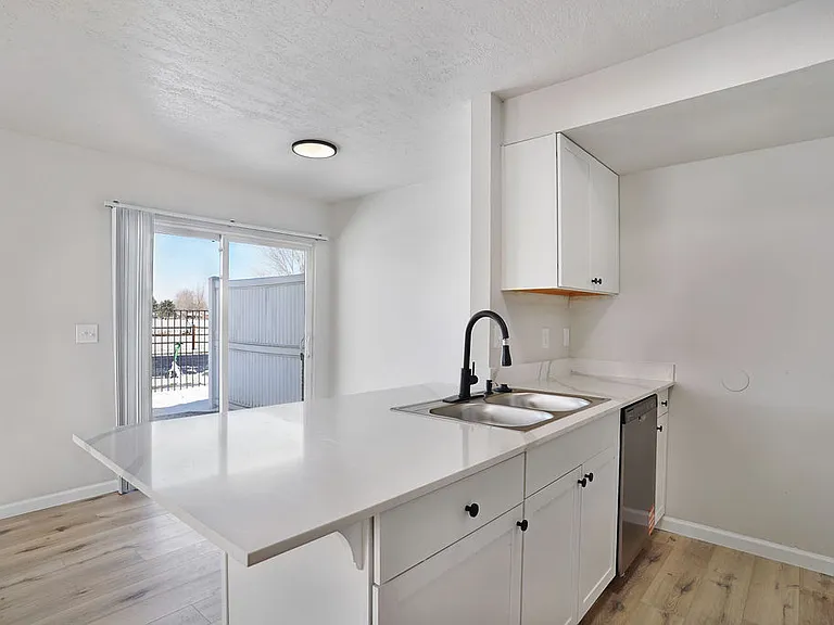 1655 S Riverside Dr — Photo 11