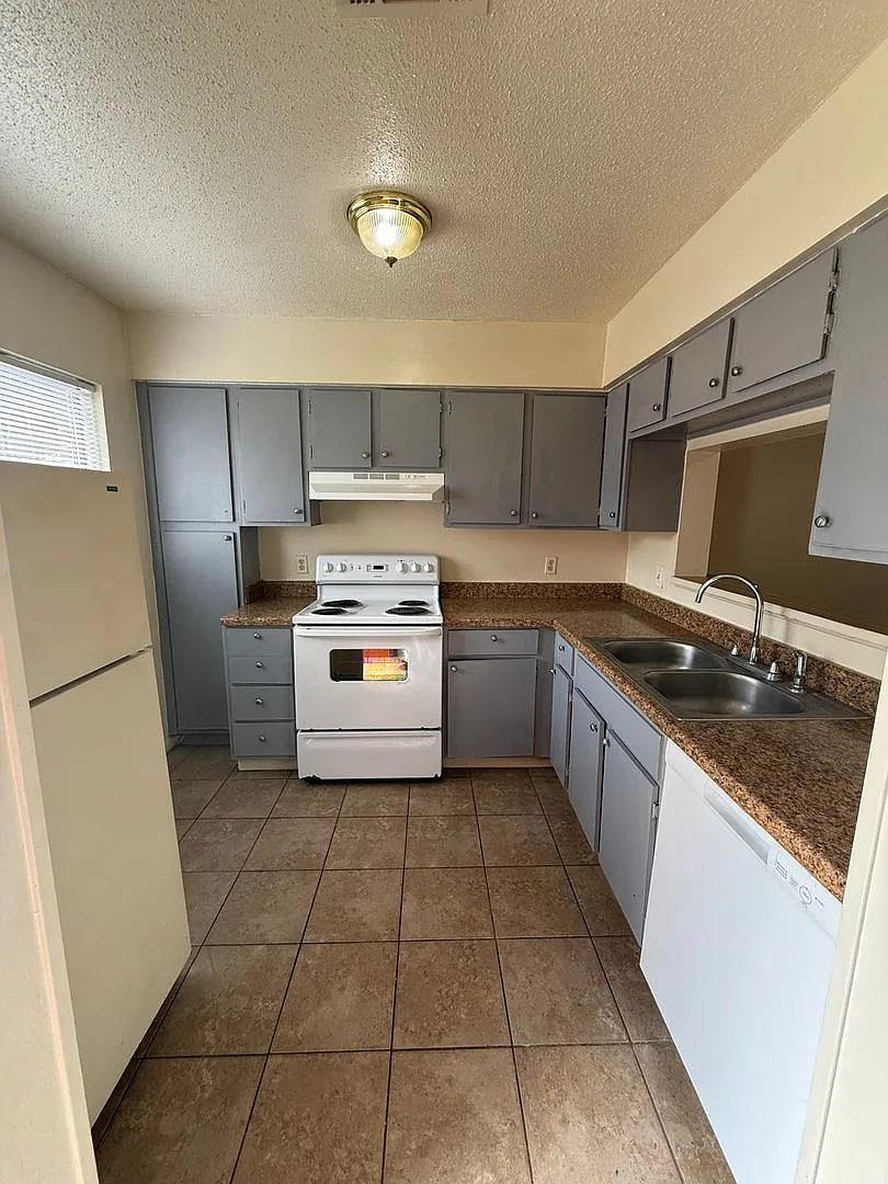 2 bedroom 2 bath town home in a gated community — Photo 2