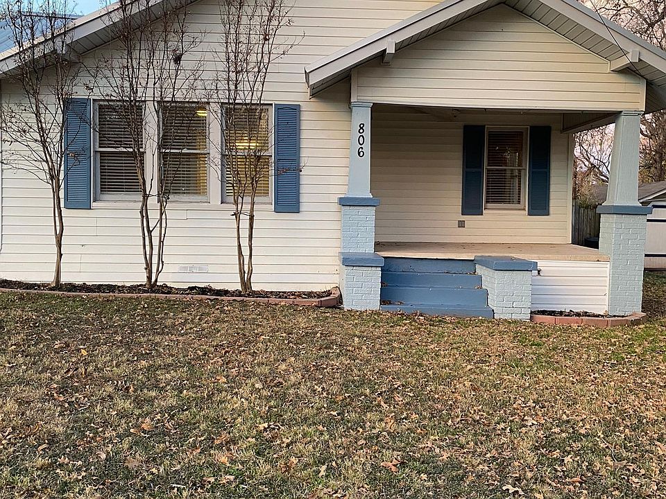Craftsman Bungalow with great front porch and large back yard!