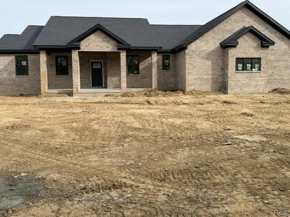 4104 Carriage Hill Dr, Metamora, MI 48455