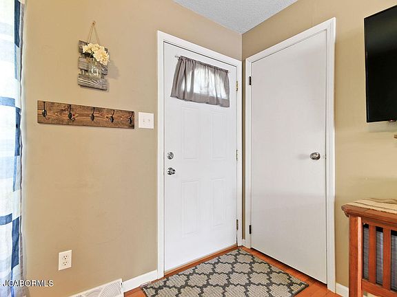 5th image of 1913 Rolling Hills Dr
