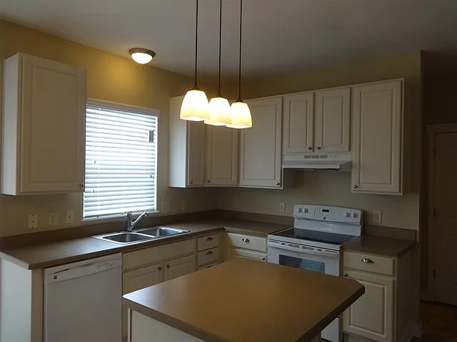 3 bed, 2.5 bath, 1962 sqft, $2,500 — Photo 2