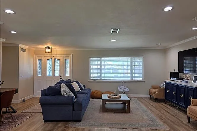 3208 W Ravenswood Dr — Photo 1