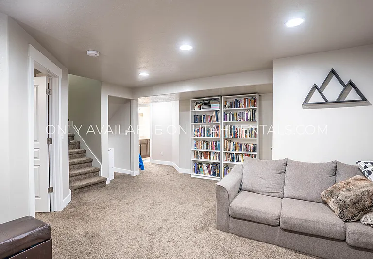 198 E Segovia Ln — Photo 21