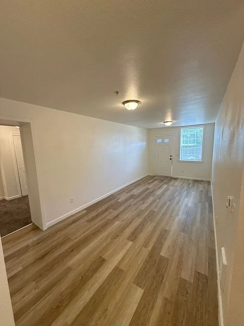3 bed, 2.0 bath, 1190 sqft, $1,695 — Photo 3