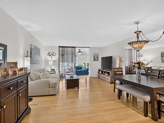 5th image of 11 Willowbrook Lane #204