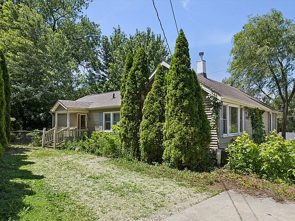 2nd image of 2532 Roberts St