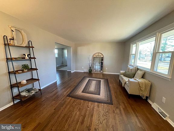 5th image of 140 Castle Heights Ave