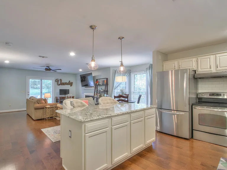 3321 Lealand Ln — Photo 1