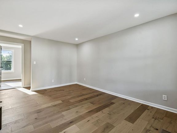 5th image of 849 Denson Ave E