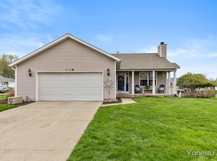 7170 Quintara Dr NE, Comstock Park, MI 49321