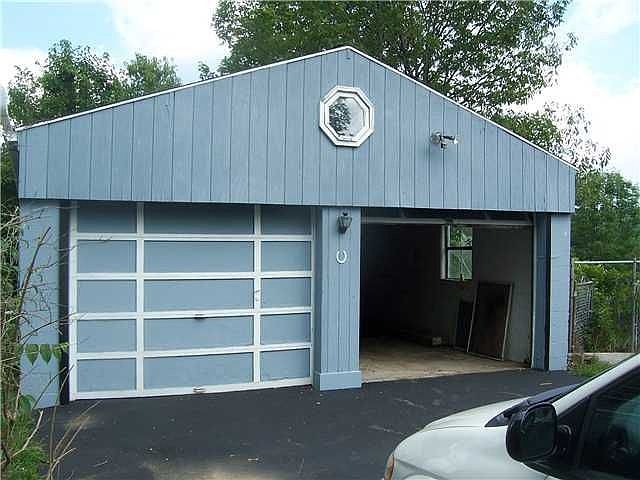 2nd image of 4423 Main St