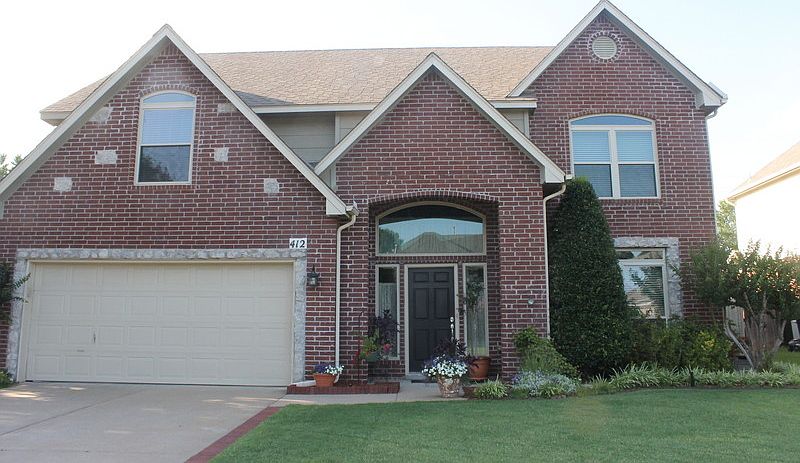 Immaculate 2-story home
						:
						One owner, small neighborhood located close to highway access and shopping.