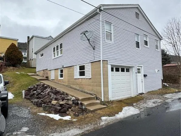 43 W Marconi Ave, Nesquehoning, PA 18240