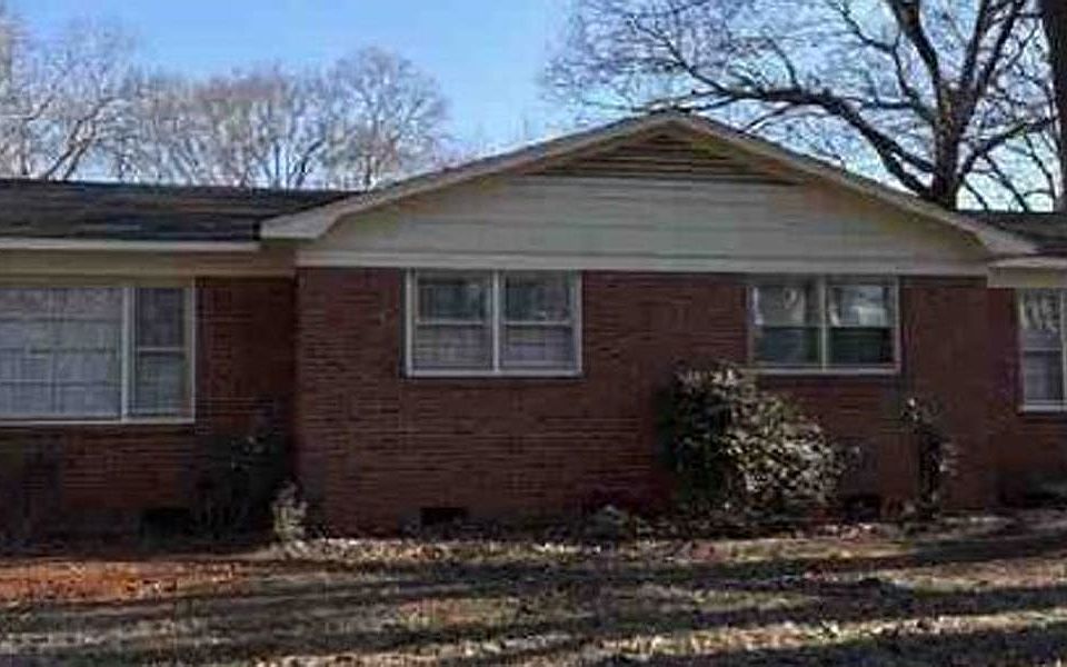 1st image of 2056 Pineview Dr