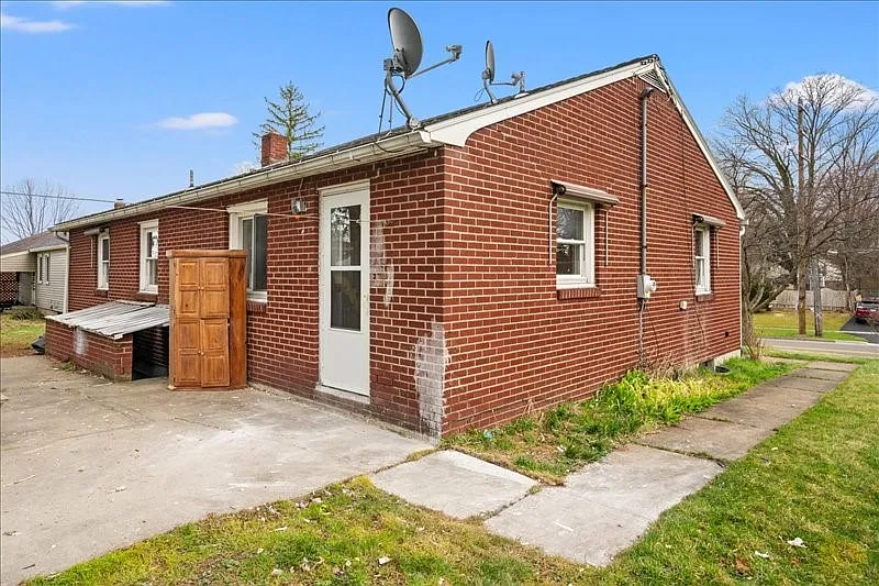 3 bed, 1.5 bath, 1616 sqft, $2,350 — Photo 3