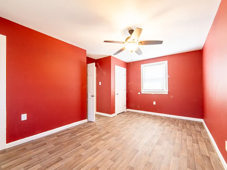 323 W Peach St — Photo 4