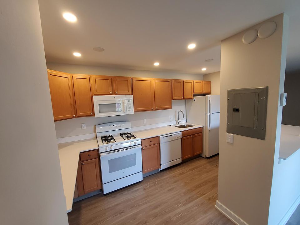 1st image of 51 Thorn Ln #8