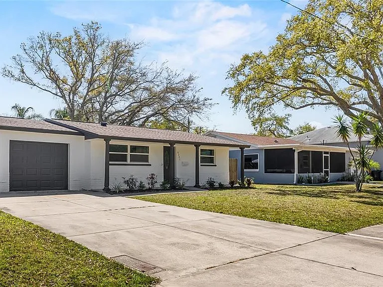8201 Riverside Dr NE — Photo 2