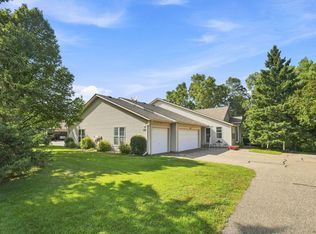 132 Wedgewood Ct, Mahtomedi, MN 55115