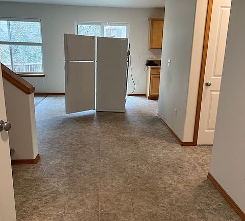 3rd image of 6609 36th St NE