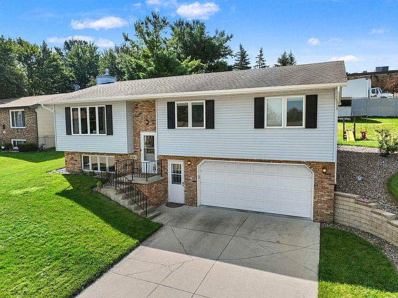 3rd image of 4836 Embassy Ct